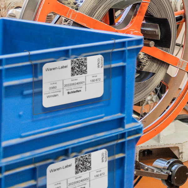 Rückverfolgbarkeit in der Produktion mit EMC FactoryLogistics zur automatisierten Kennzeichnung und Lokalisierung der Behälter